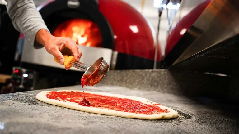 Mise en place de la sauce sur un pizza du Florila