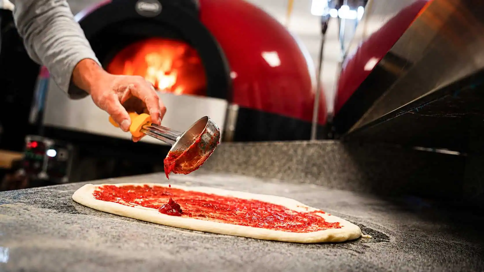 Mise en place de la sauce sur un pizza du Florila